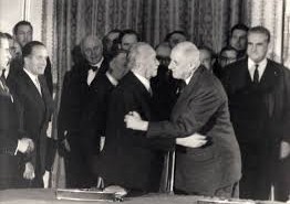 Devoir de mémoire, devoir d’histoire, devoir de silence L'accolade entre le chancelier Konrad ADENAUER et le général Charles de GAULLE